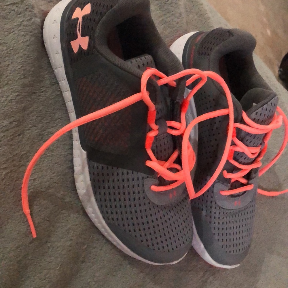 Kids tennis shoes